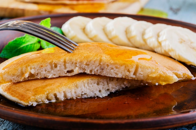 Foto close-up di pane in piatto su tavola