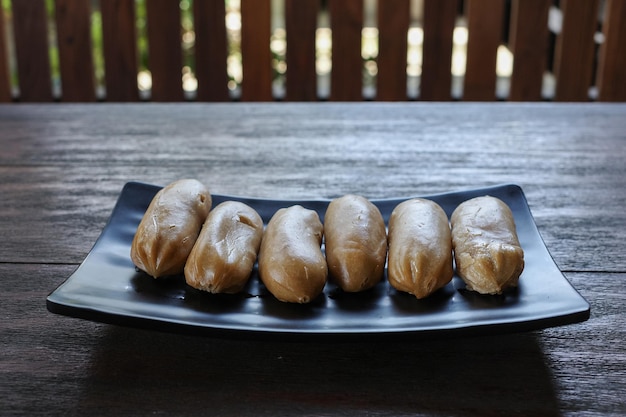 Photo close-up of bread in plate on table