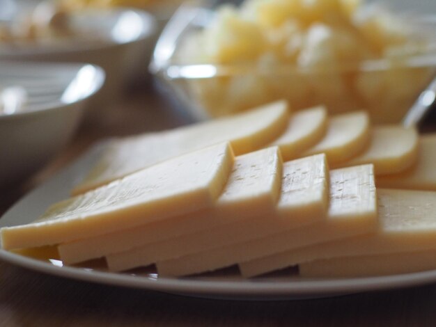 Photo close-up of bread in plate on table