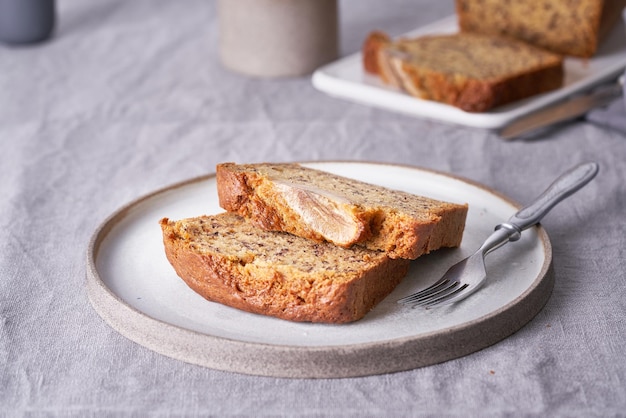 Photo close-up of bread in plate on table