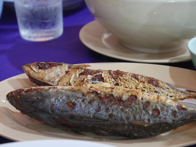 Photo close-up of bread in plate on table