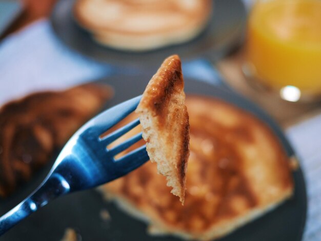 Photo close-up of bread on plate