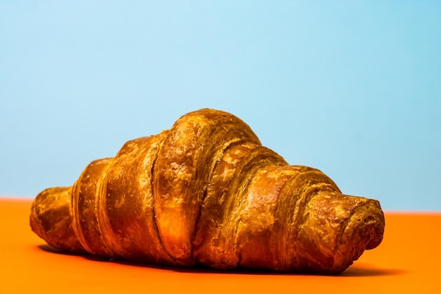 Foto close-up di pane su tavola contro uno sfondo grigio