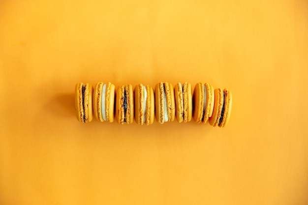 Photo close-up of bread on table against orange background