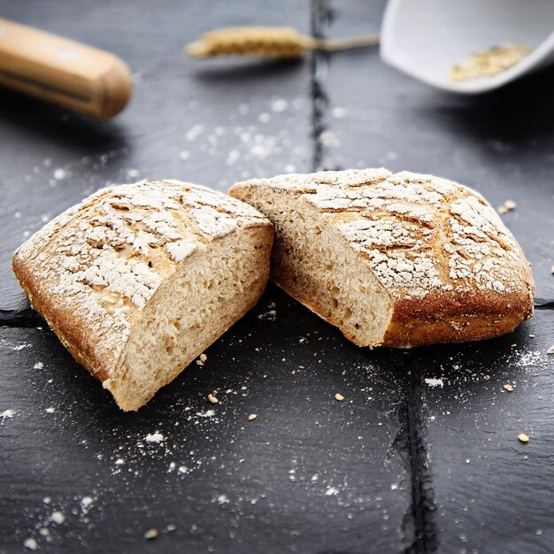 Photo close-up of bread on table