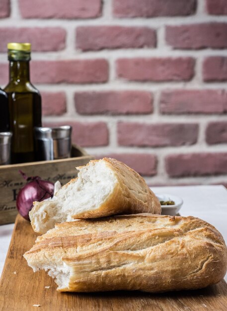 Foto prossimo piano del pane sulla tavola