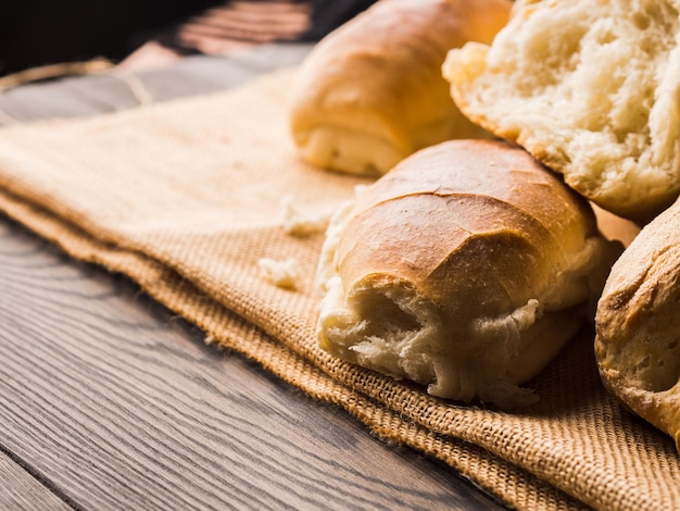 Photo close-up of bread on table