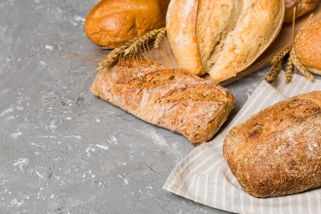 Photo close-up of bread on table