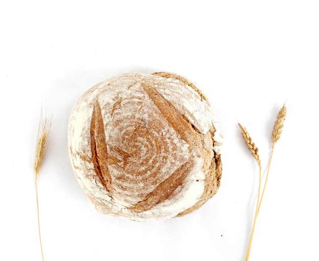 Foto close-up di pane su sfondo bianco