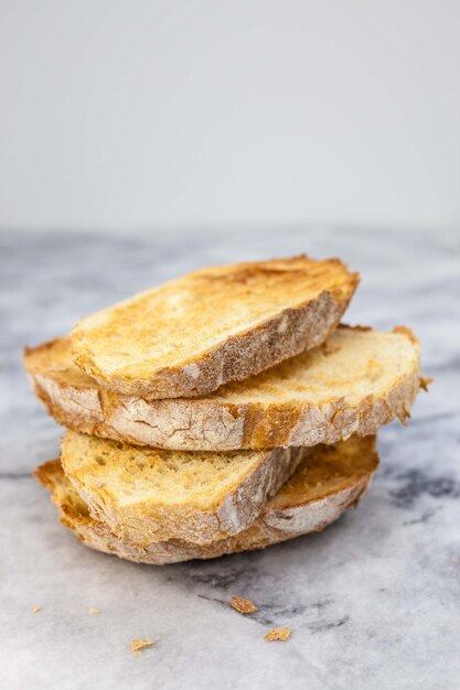 Photo close-up of bread on white background