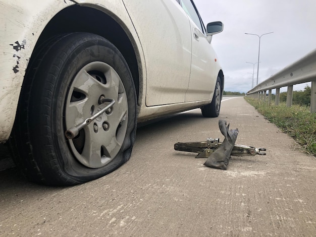 Photo close-up of breakdown car with work tools on street