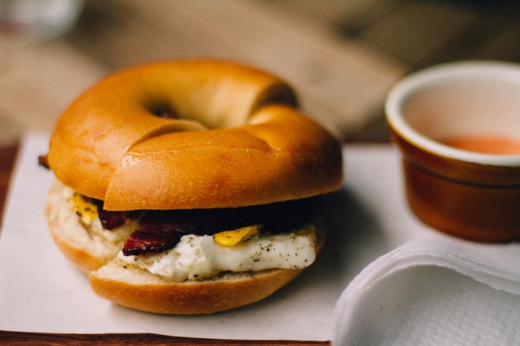 Photo close-up of breakfast bagel