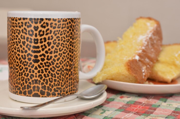 Photo close-up of breakfast and coffee on table