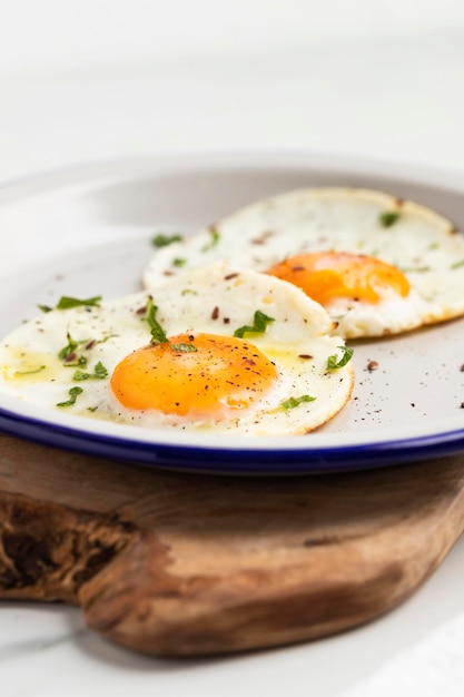 Foto close-up di colazione uova fritte sulla piastra