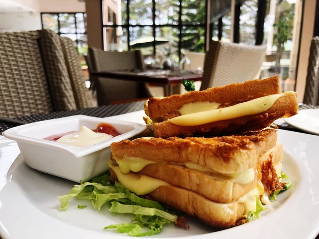 Photo close-up of breakfast in plate on table at restaurant