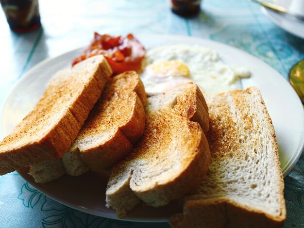 Photo close-up of breakfast in plate