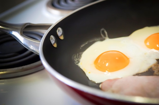 Photo close-up of breakfast served in pan