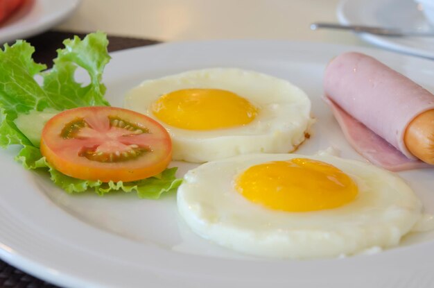 プレートで提供される朝食のクローズアップ