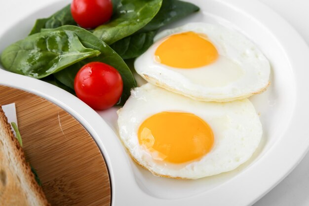 Photo close-up of breakfast served in plate