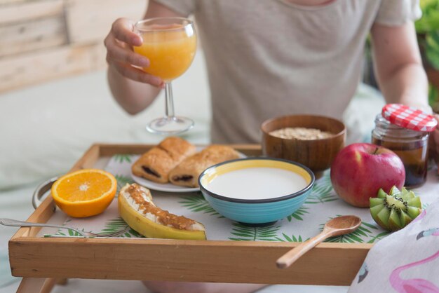 Photo close-up of breakfast served on table