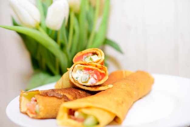 Photo close-up of breakfast served on table