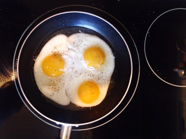 Photo close-up of breakfast served on table