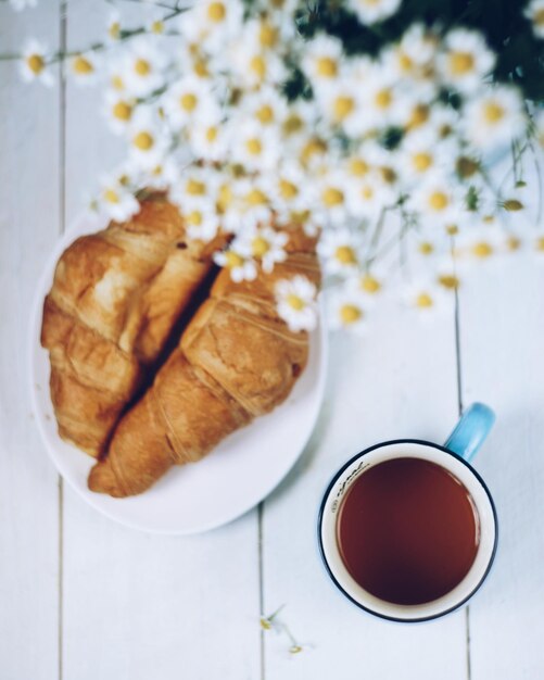 Photo close-up of breakfast served on table