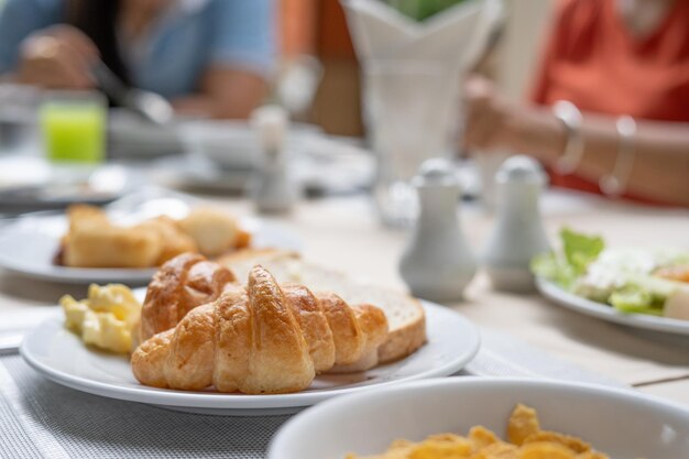 Photo close-up of breakfast served on table