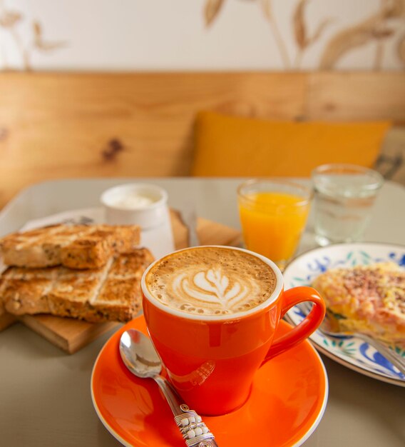 Photo close-up of breakfast served on table