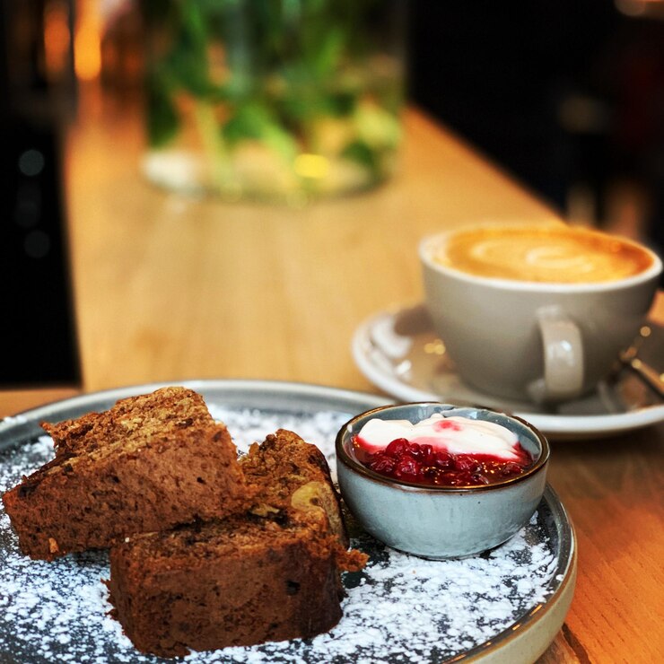 Photo close-up of breakfast served on table