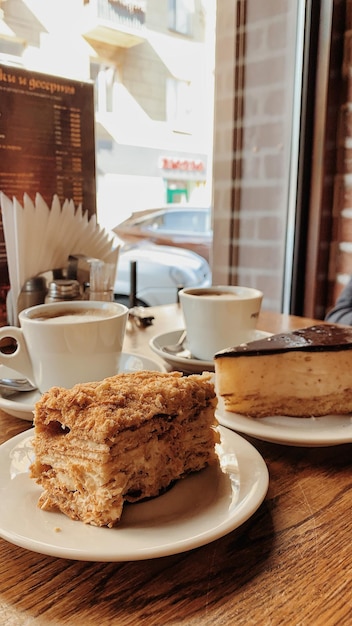 Photo close-up of breakfast served on table