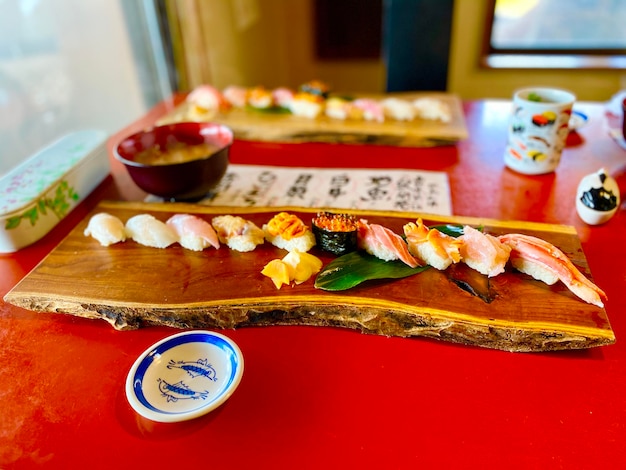 Photo close-up of breakfast served on table