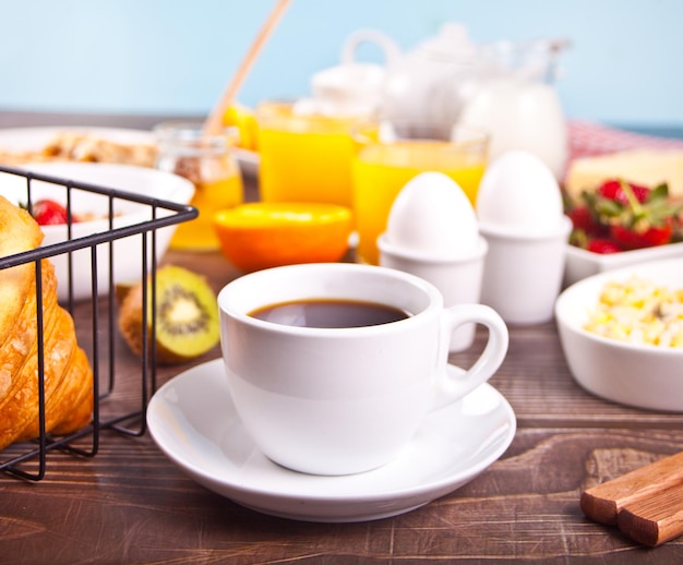 Photo close-up of breakfast served on table