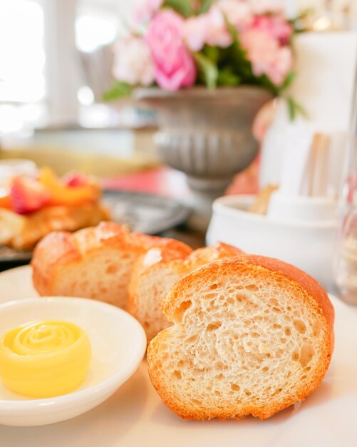 Photo close-up of breakfast served on table