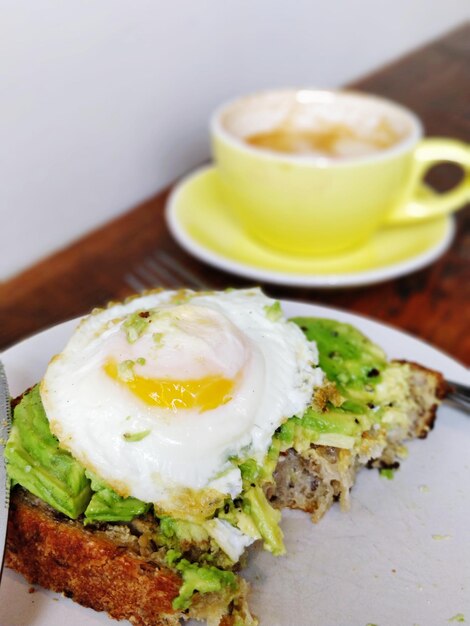 Photo close-up of breakfast served on table