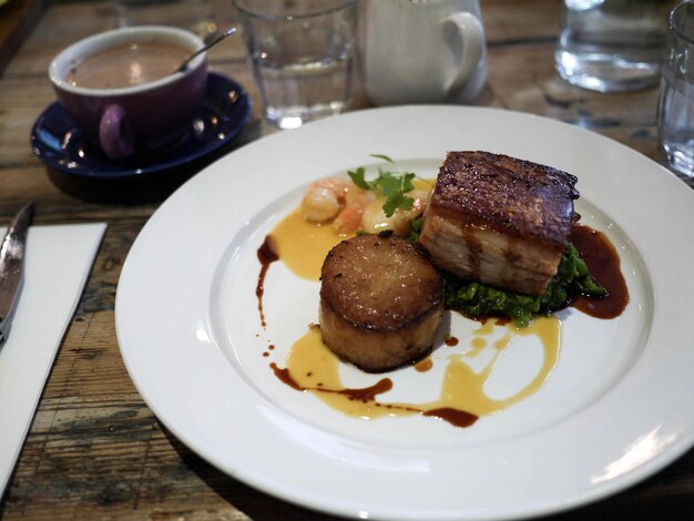 Photo close-up of breakfast served on table