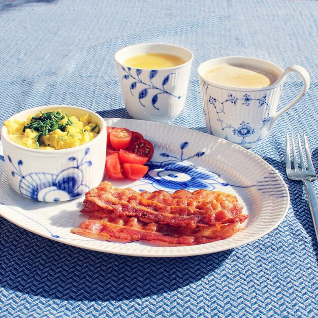 Photo close-up of breakfast served on table