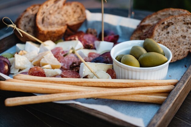 Photo close-up of breakfast served in tray on table