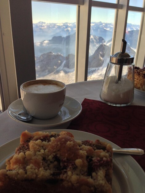 Foto close-up della colazione servita con il caffè sul tavolo al ristorante