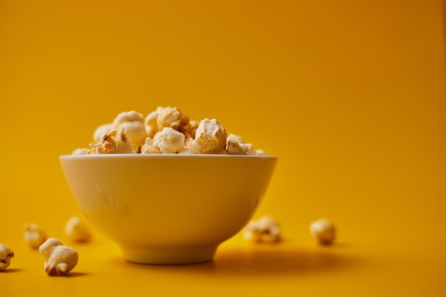 Photo close-up of breakfast on table against orange background