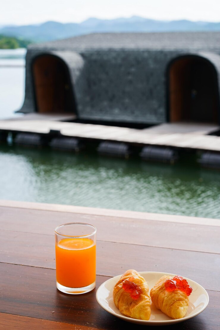 Photo close-up of breakfast on table