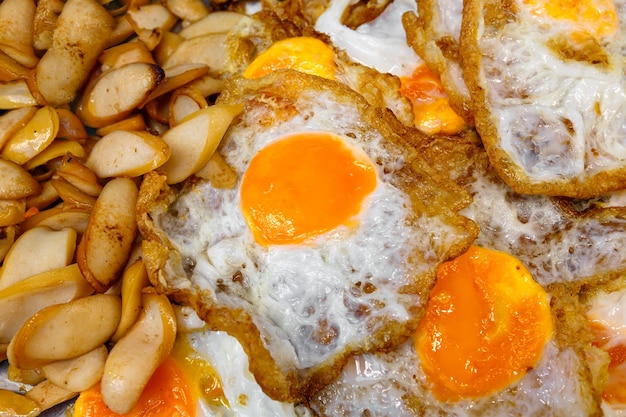 Закройте завтрак с яичницей и колбасой