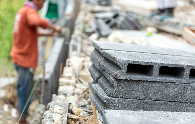 Chiudere il blocco di mattoni per realizzare il muro in cantiere