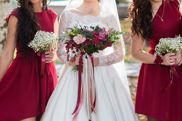 Primo piano dei bouquet della sposa e delle damigelle d'onore