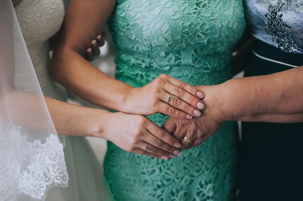 Photo close up of bride and bridesmaids