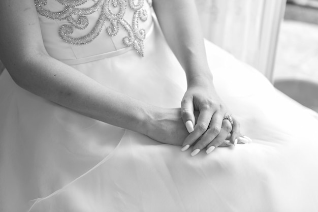 Foto close-up delle mani della sposa