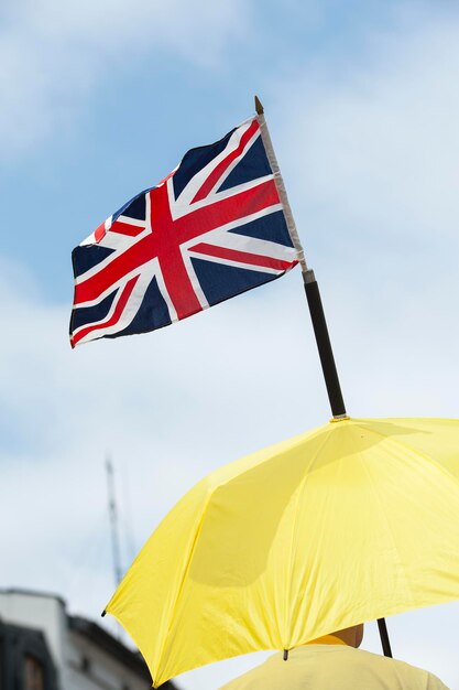 Foto close-up della bandiera britannica su un ombrello giallo contro il cielo