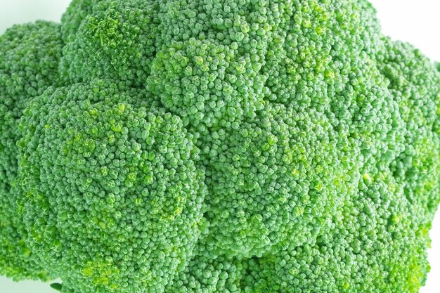 Close-up broccoli geïsoleerd op een witte achtergrond.