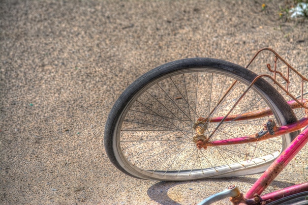 壊れた自転車の車輪のクローズアップhdrトーンマピン効果のために重い処理