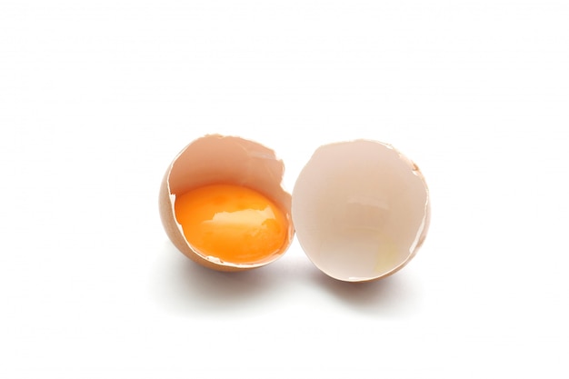 白い表面上に分離されて壊れた卵を閉じる
